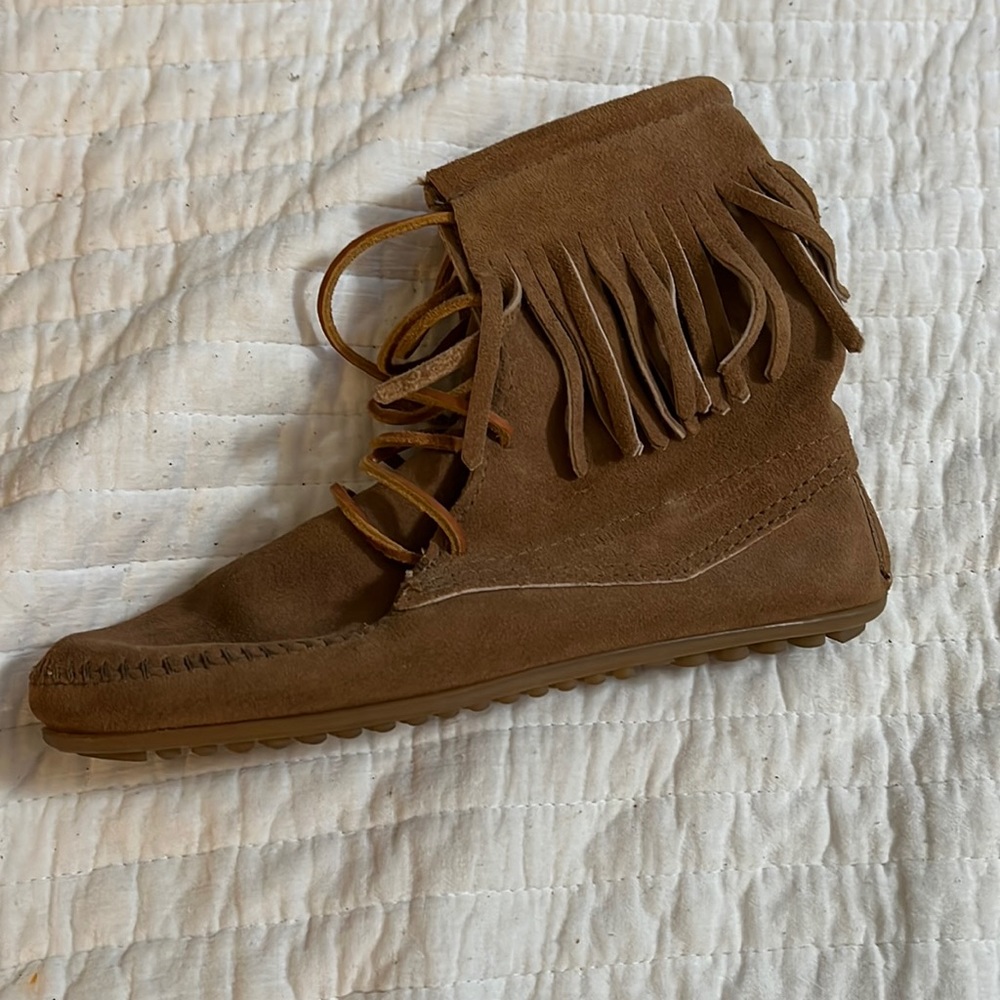 Minnetonka suede fringe moccasin boots size 7